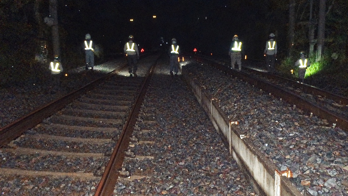 夜間の鉄道・線路保守作業