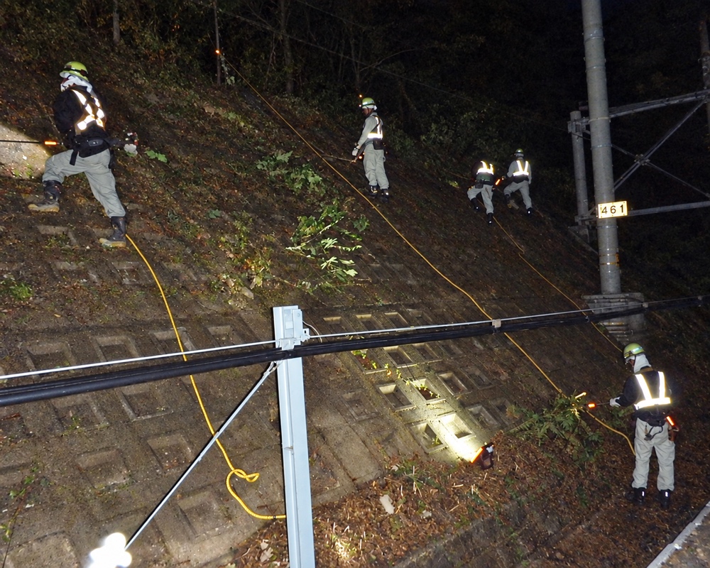 夜間の法面・周辺作業
