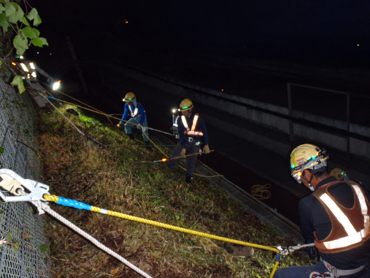 夜間の線路保守作業